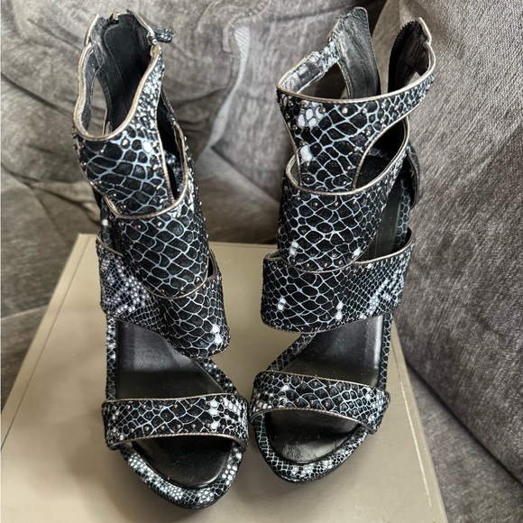 BCBG HEELS - Picture 2 of 4